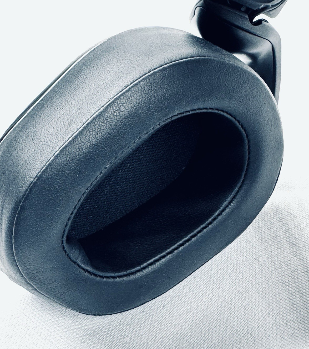 Blue Lola Over-Ear High-Fidelity Sealed Headphones Black Audio