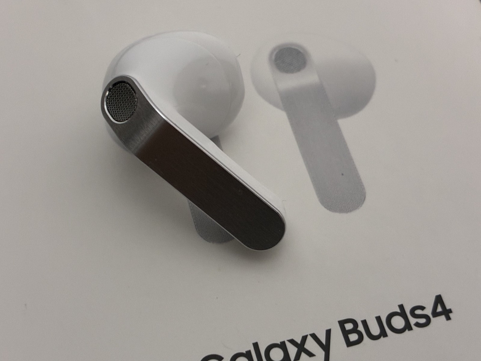 Original Samsung Galaxy Buds4 SM-R540N Earbuds -White – Right Side (R)
