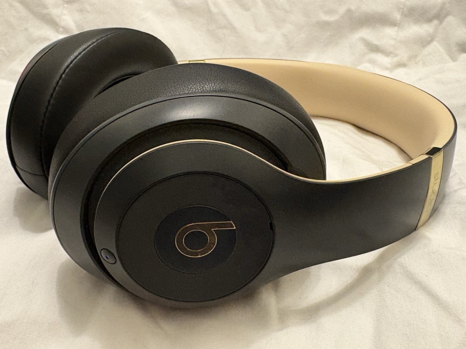 Beats Studio3 Wireless Midnight Black Gold – New Wicked Cushions Pads – Great!