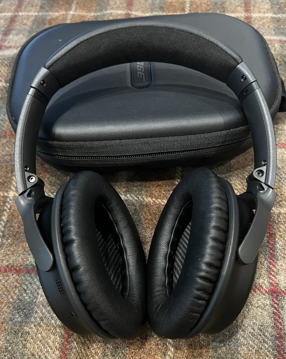 Bose QuietComfort 35 QC-35 Over the Ear Bluetooth Headphones in Black