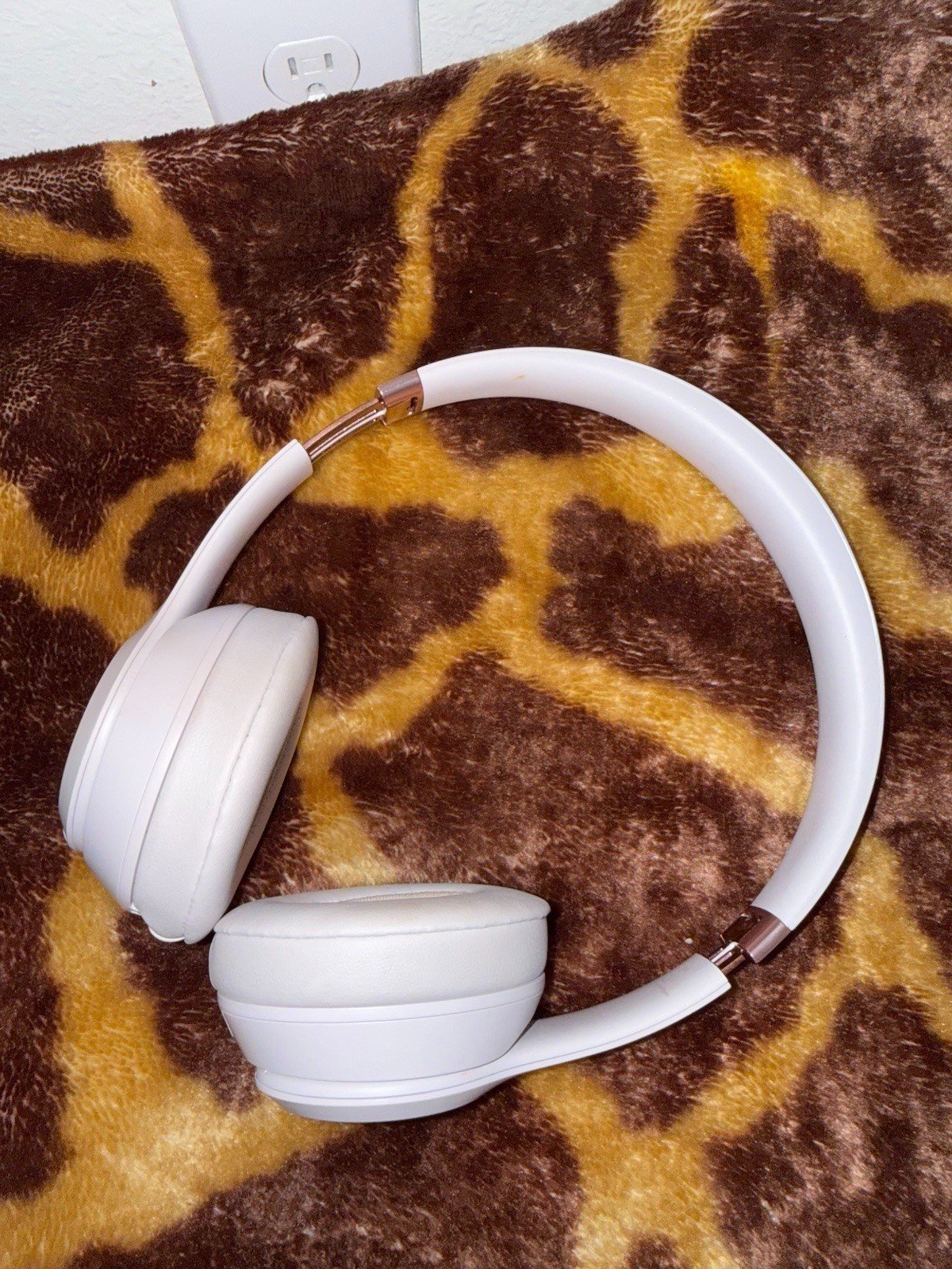 Beats Solo 4 Bluetooth Wireless On-Ear Headphones – Cloud Pink