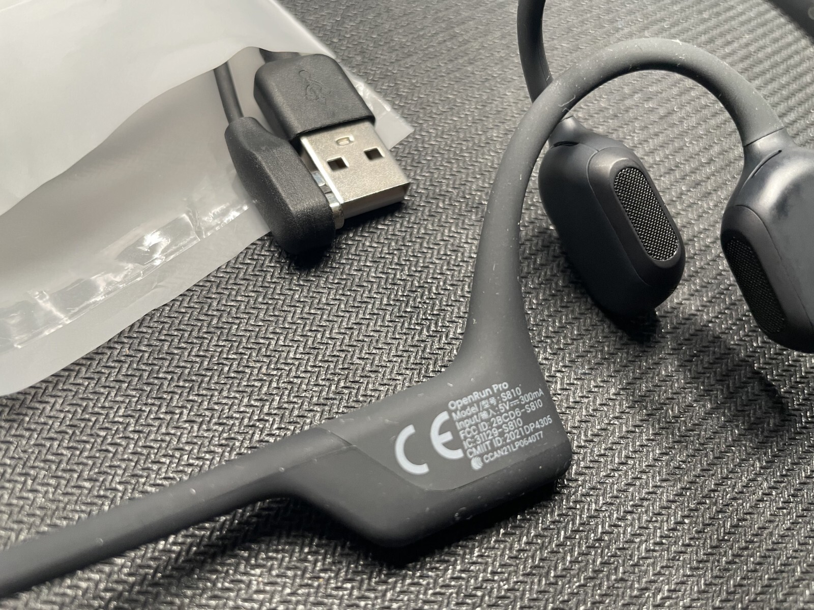 Shokz OpenRun Pro Bone Conduction Open-Ear Sport Headphones S810 W / Cable Black