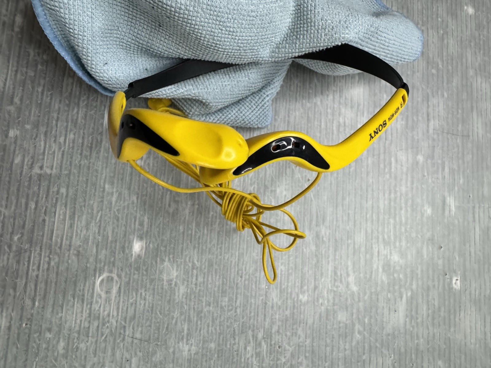 SONY MDR-W014 yellow Sports Walkman Stereo Headphones 3.5mm Jack