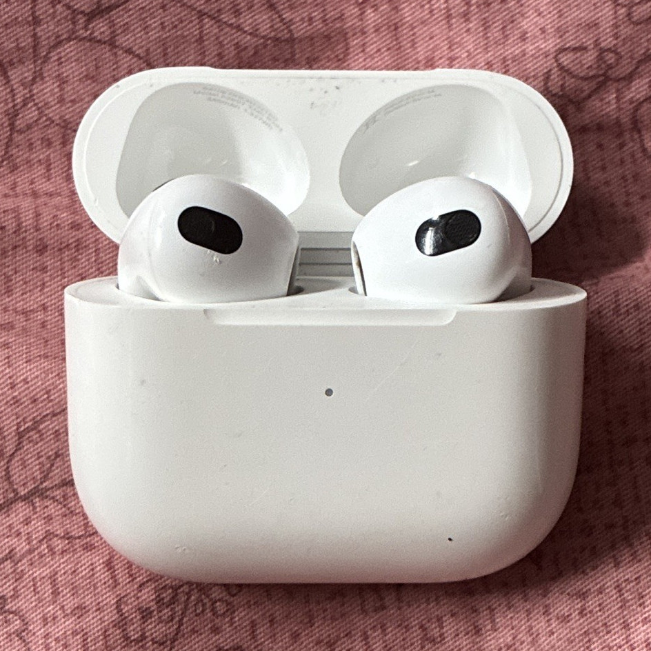 Apple AirPods 3rd Gen True Wireless Bluetooth In-Ear Earbuds w/ Charging Case