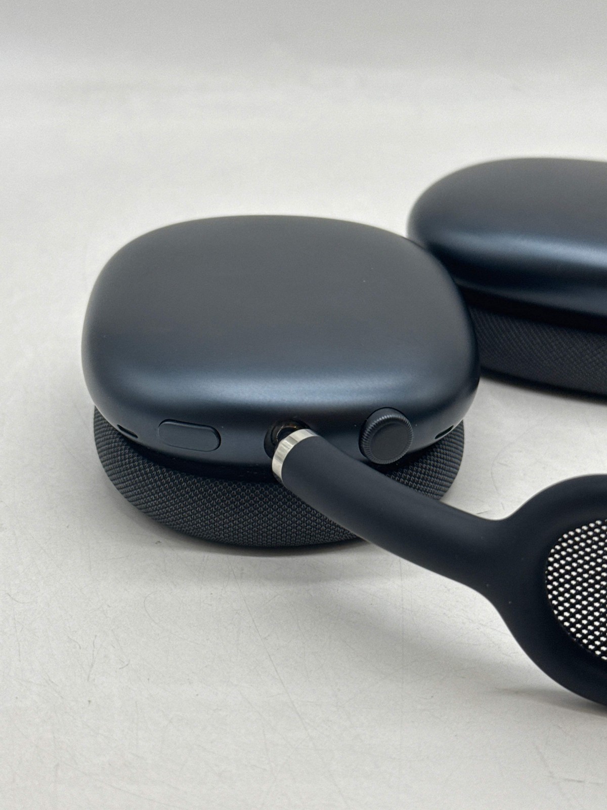 Apple AirPods Max A3184 Wireless Over-Ear Headphones Midnight
