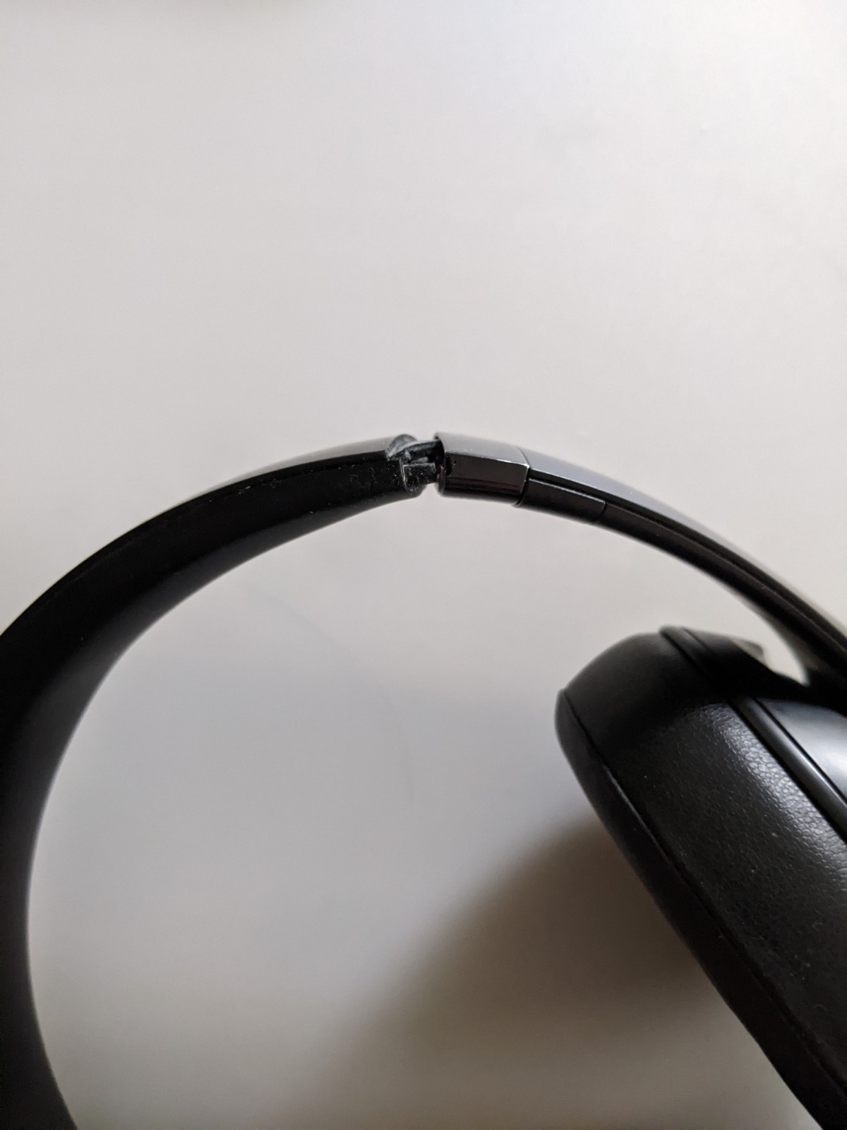 Beats Studio3 Over the Ear Wireless Headphones – Black. Please read description.