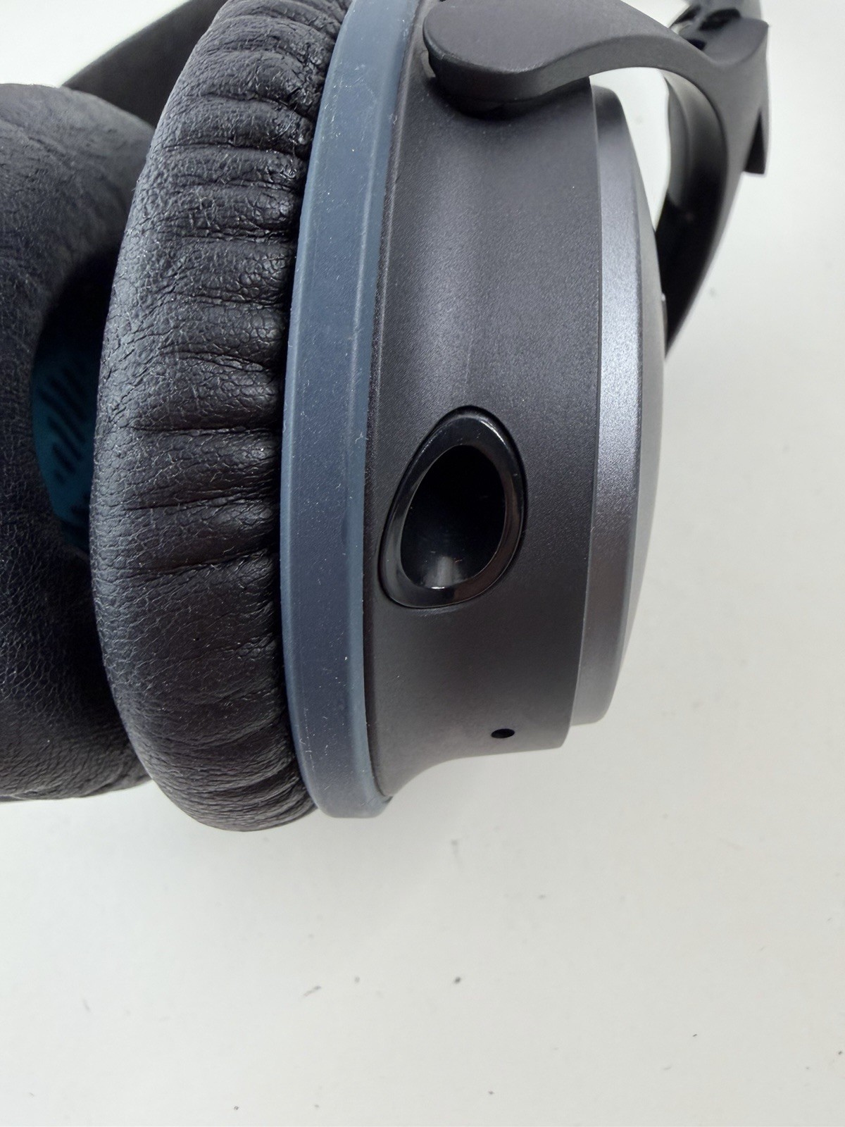 Bose QuietComfort 25 Acoustic Noise Cancelling Headphones with Carrying Case