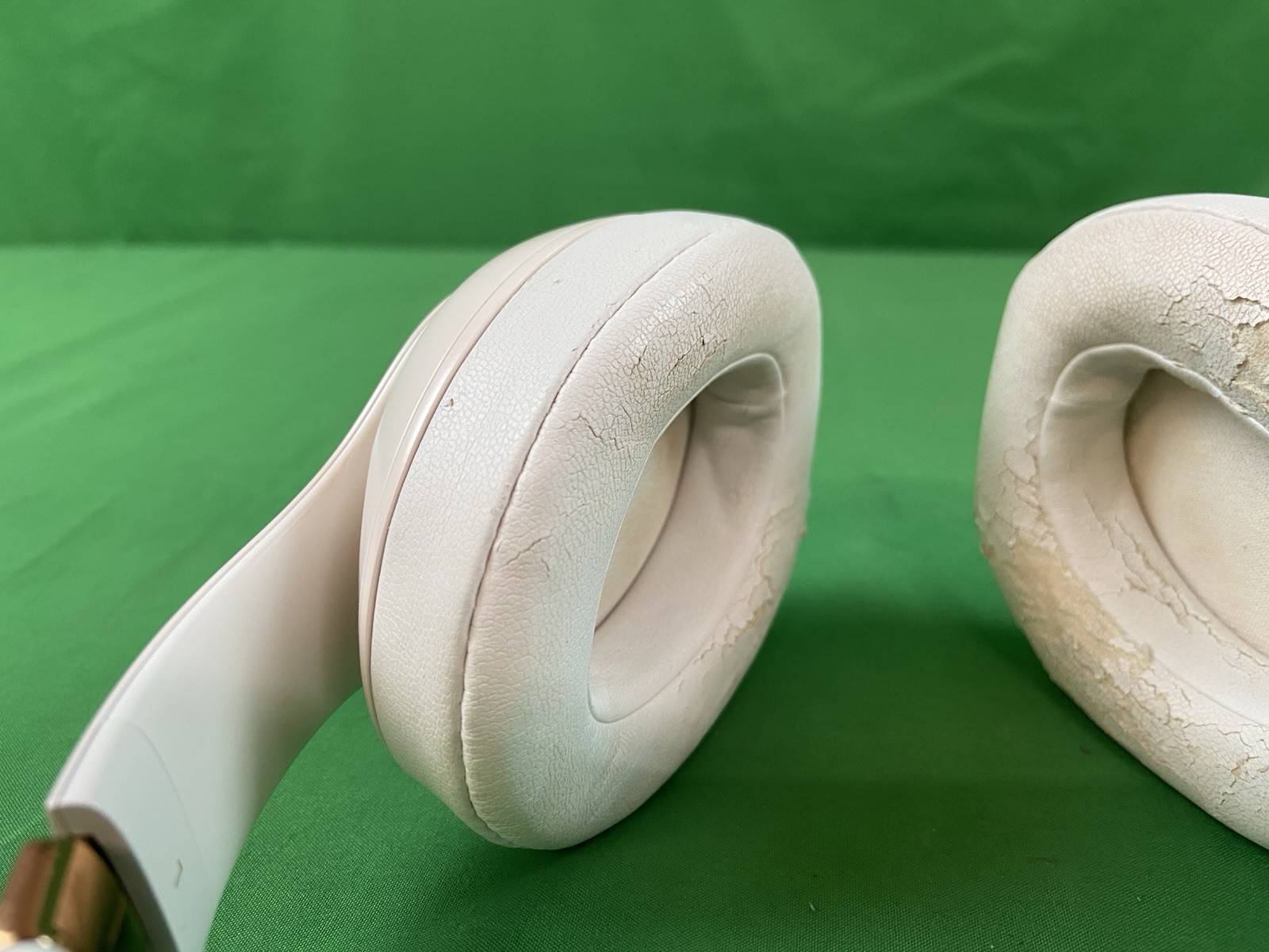 Beats by Dr. Dre Studio Pro Over-the-Ear Wireless Headphones – Sandstone- Read