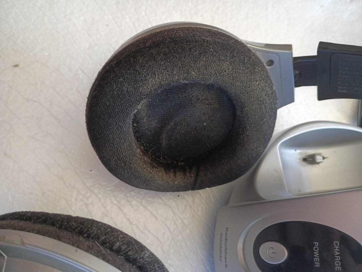 RadioShack 900MHz Rechargeable Analog Wireless Stereo Headphones 33-1197