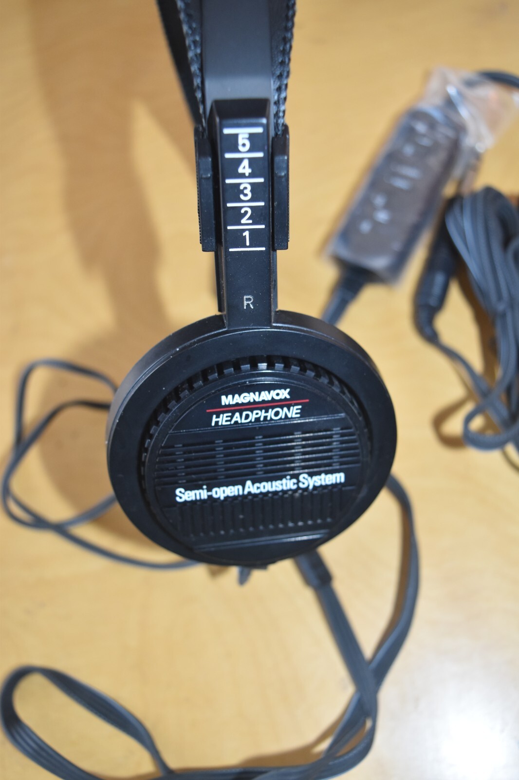 Magnavox Semi-Open Acoustic Series Headphones 1/8” Jack + 1/4″ adapter – nice