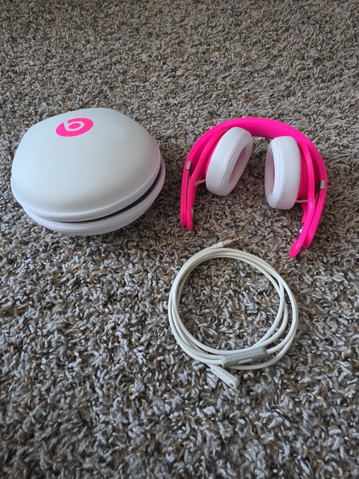Beats by Dr. Dre Mixr Neon Pink Wired On-Ear Headphones + Case – Tested Great