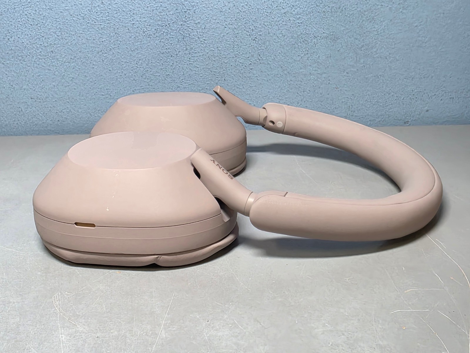 Sony WH-1000XM5 Active Noise-Cancelling Bluetooth Headphones in Smoky Pink!