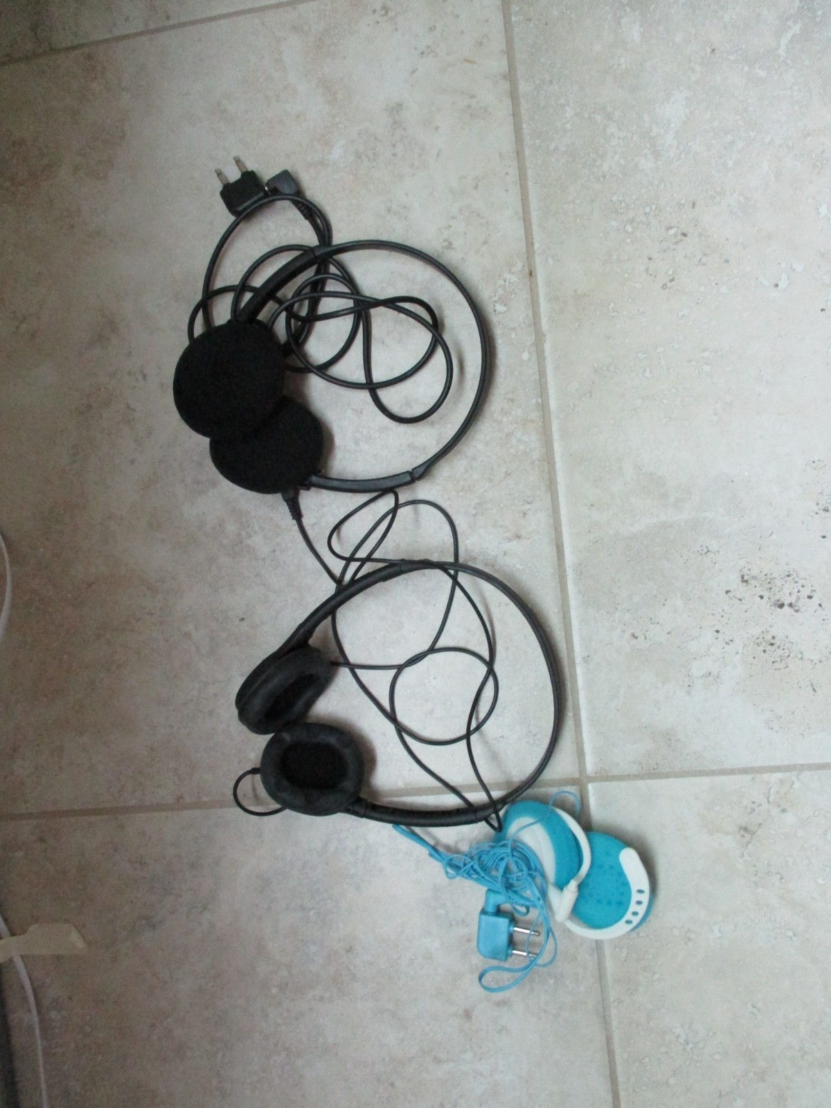 24 ear buds – 21 In Ear Earbuds / 3 over ear buds