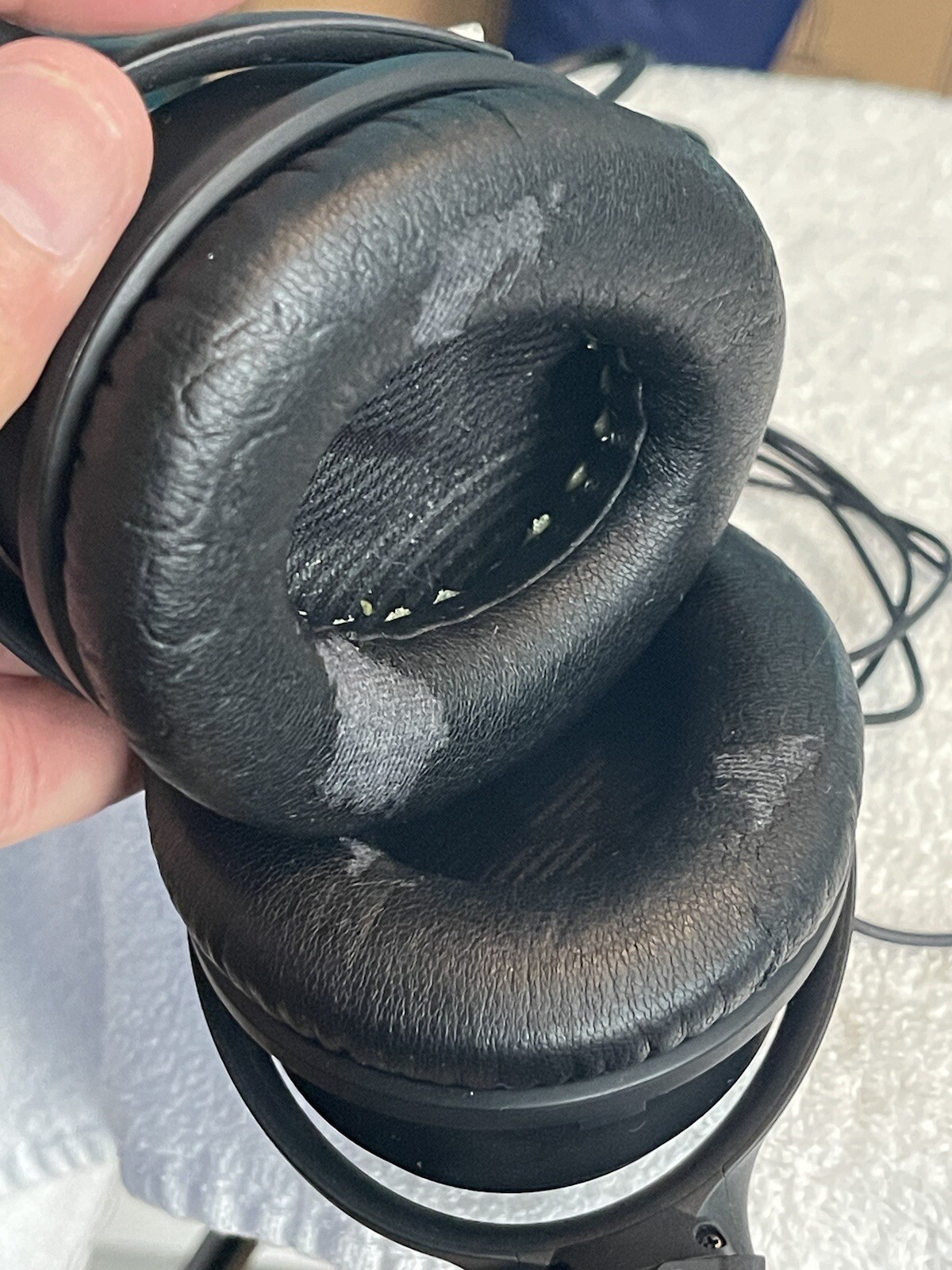 Bose QuietComfort 35 Over the Ear Wireless Headphones – Black Needs Ear Padding
