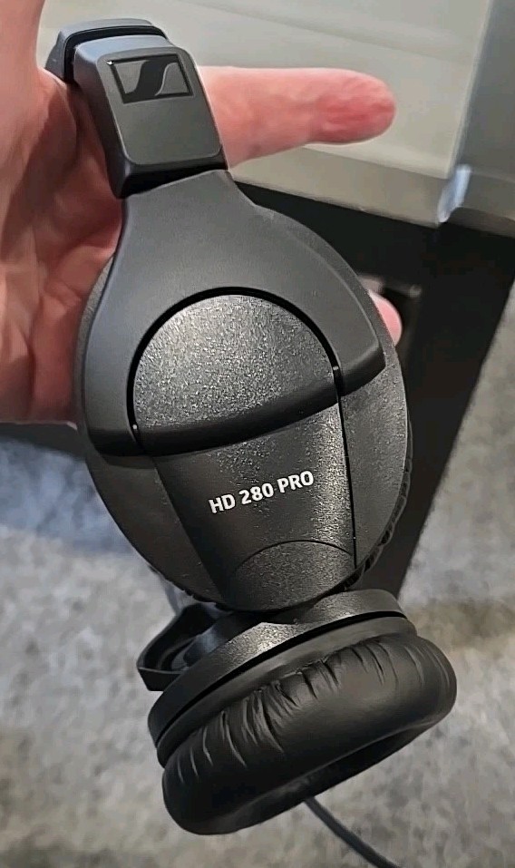 SENNHEISER HD 280 Pro Over the Ear Headphones Black. Great Condition W/Box