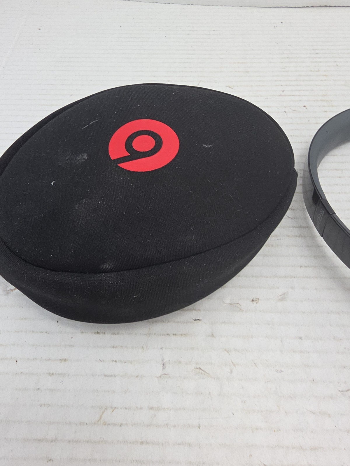 Beats by Dr. Dre Solo2 Wireless Bluetooth Black/Red With Case No Charger Unteste