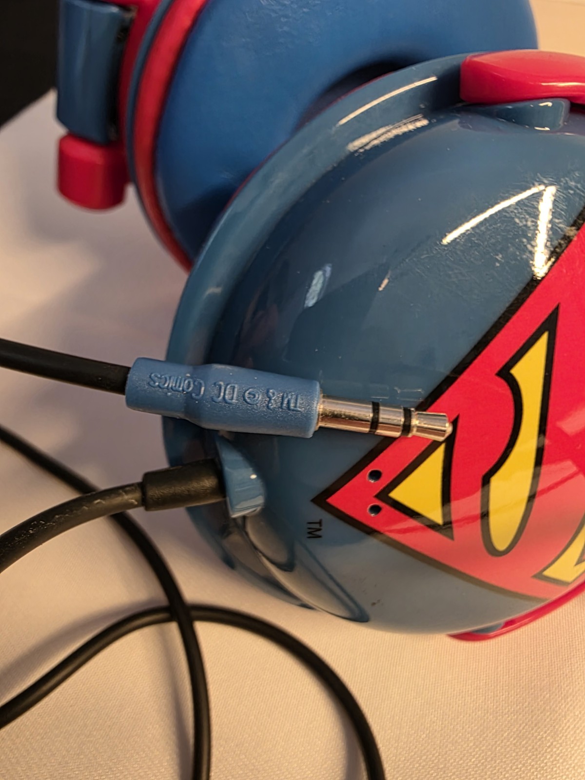 Kid Safe Headphones Superman DC Comics Logo Ages 3 – 9 Volume Limiting. 4ft cord