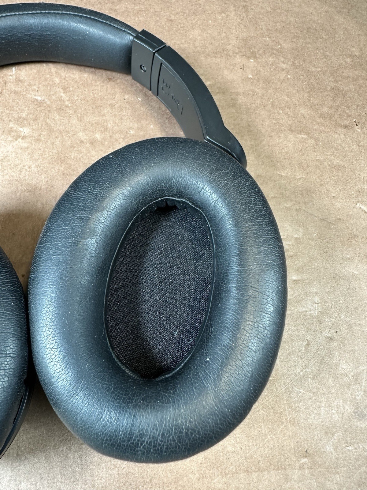 Audio-Technica QuietPoint Active Noise-Cancelling Headphones ATH-ANC7b Black