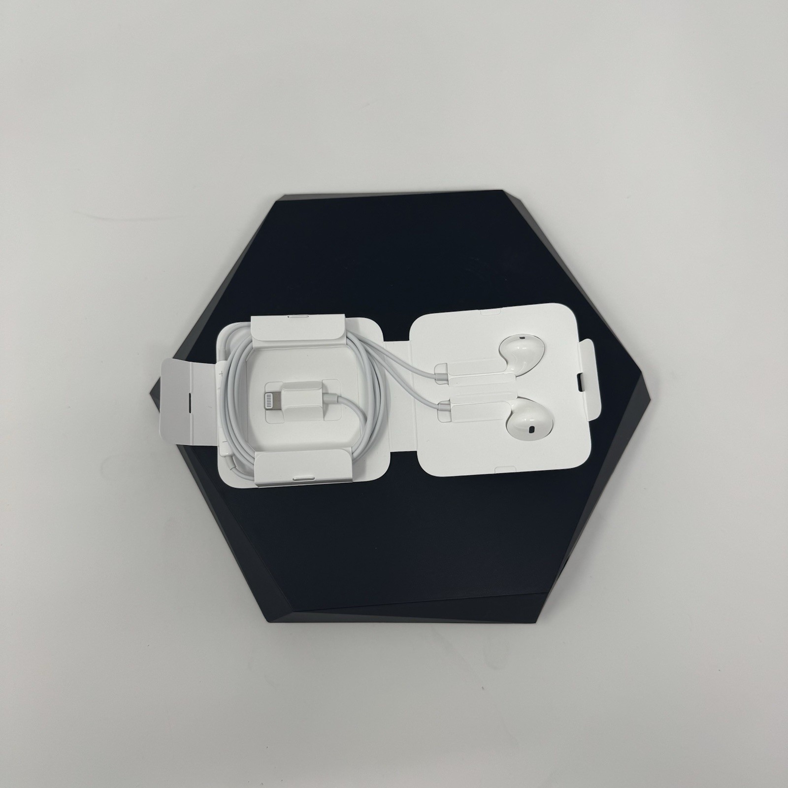 Apple EarPods Wired Earbuds Lightning Built-In Mic In-Line Control 1.2m White