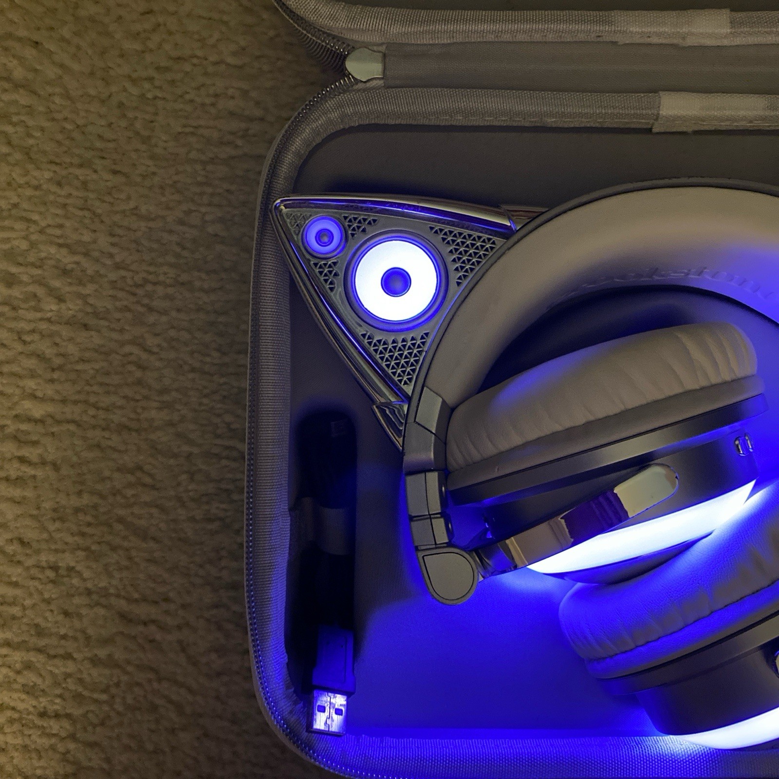 Limited Edition Ariana Grande Headphones LED Lights Multicolor with speaker