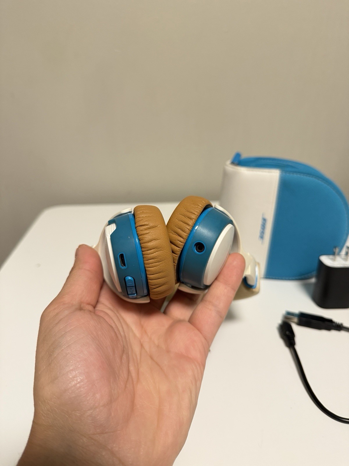 Bose Soundlink On-ear Headphones with Case Teal/White