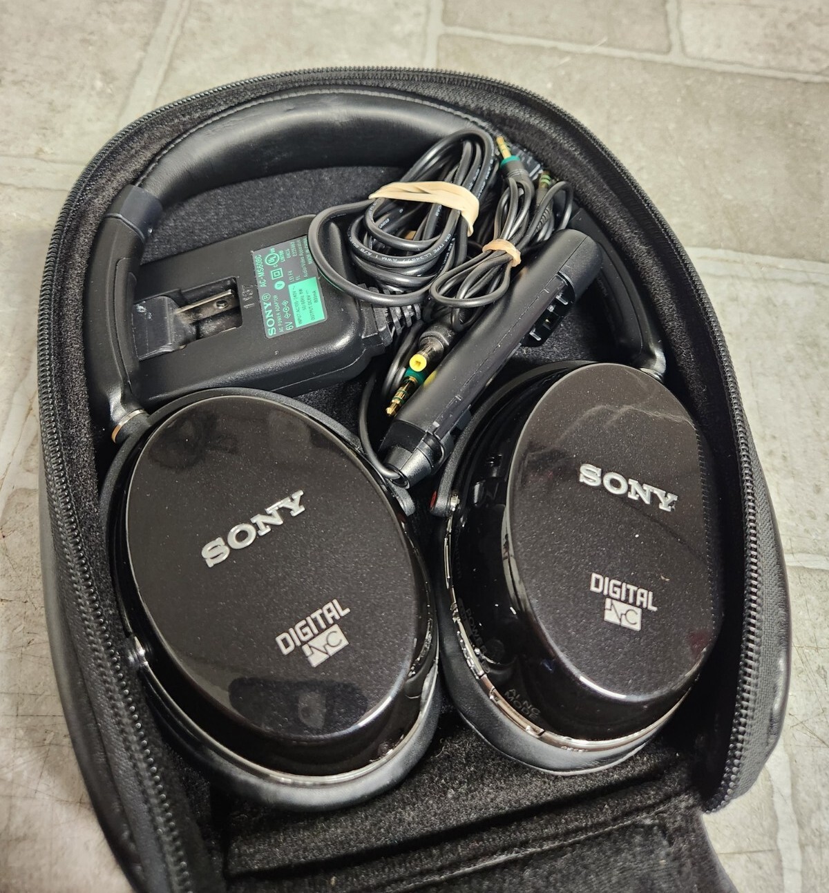 Sony MDR-NC500D Headphones PARTS/REPAIRS (SEE PICTURES)