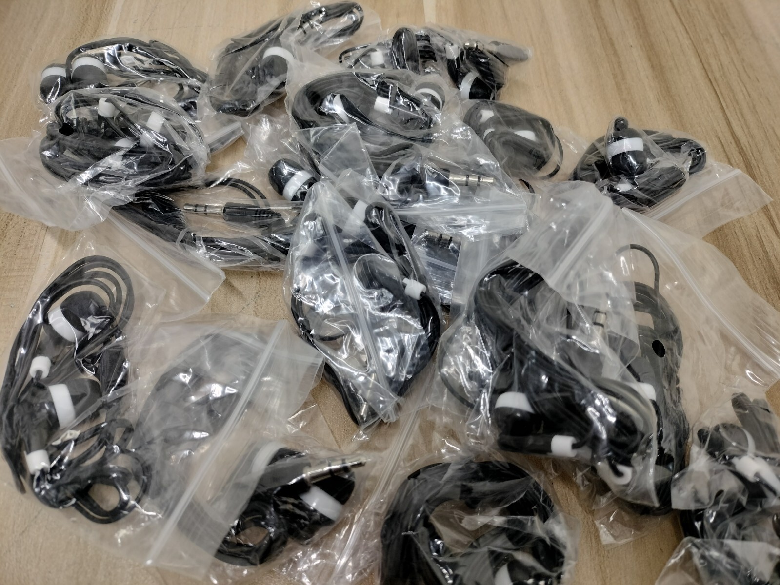 (LOT OF 130) CN-Outlet Wholesale Bulk Earbuds Headphones iPhone Android MP3