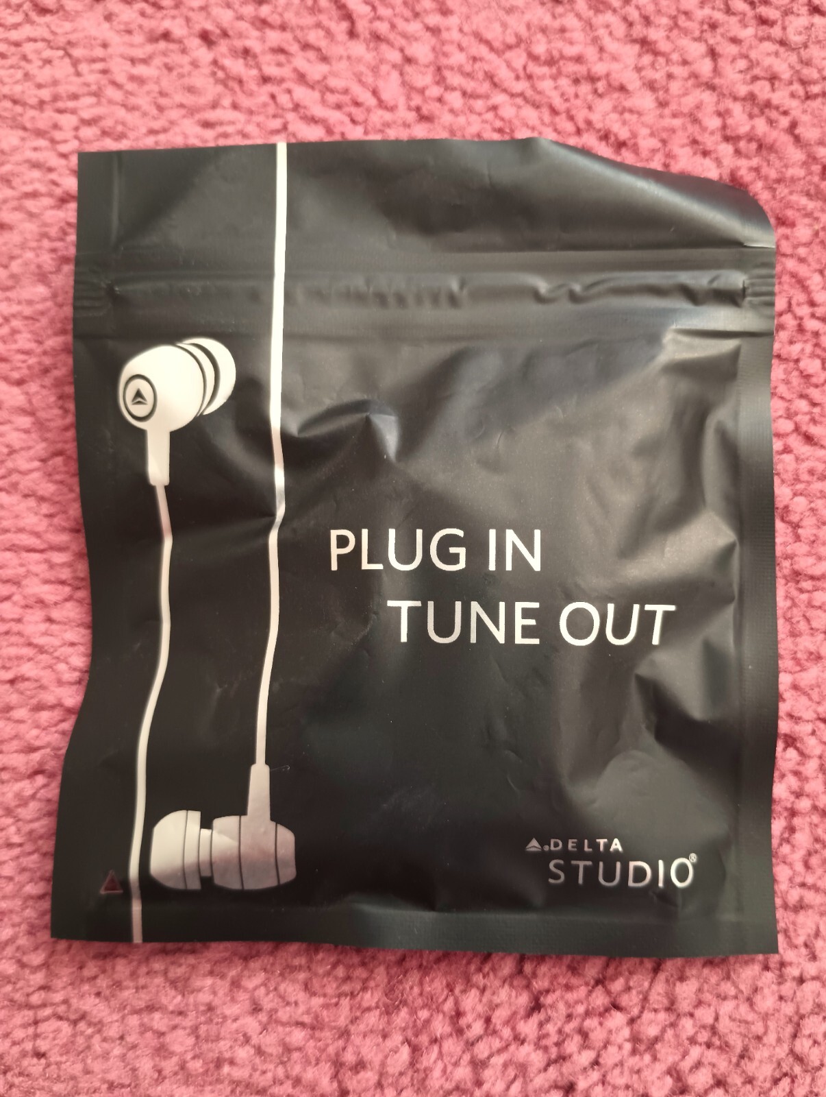 Delta Airlines Plug In Tune Out Studio 3.5mm Wired Earbuds In-Ear Headphones NEW