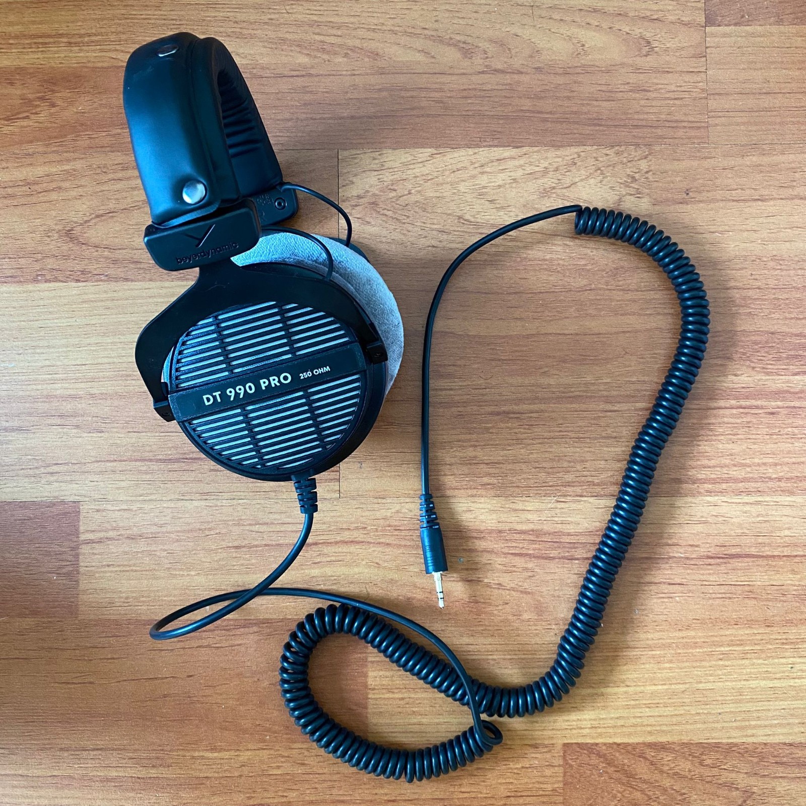 Beyerdynamic DT 990 PRO 250 Ohms Studio Headphones – Black