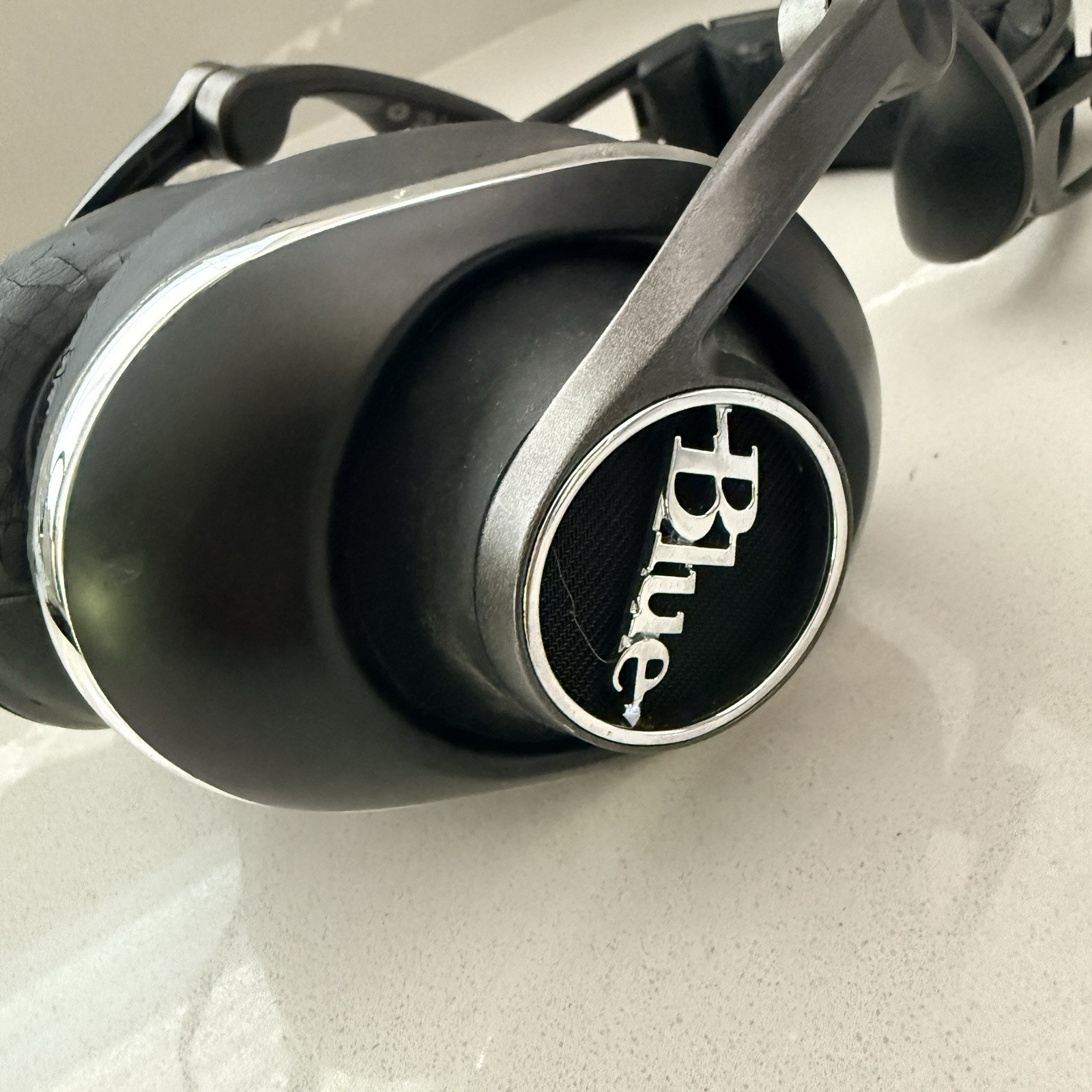 Blue Microphones Lola Over-Ear High-Fidelity Sealed Headphones Black Audio