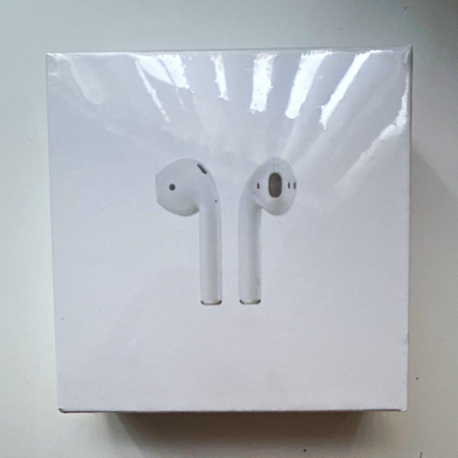 Apple AirPods Wireless Charging Case White Bluetooth In-Ear Earbuds w/ Mic