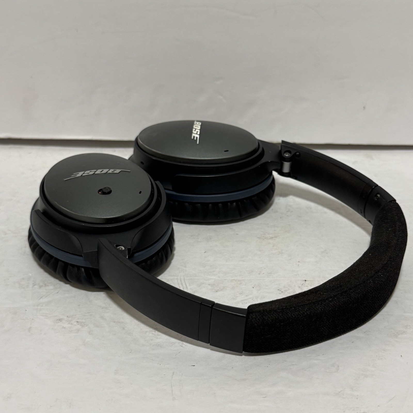 Bose QuietComfort 25 (QC25) Noise Cancelling Headphones with Case and Cables