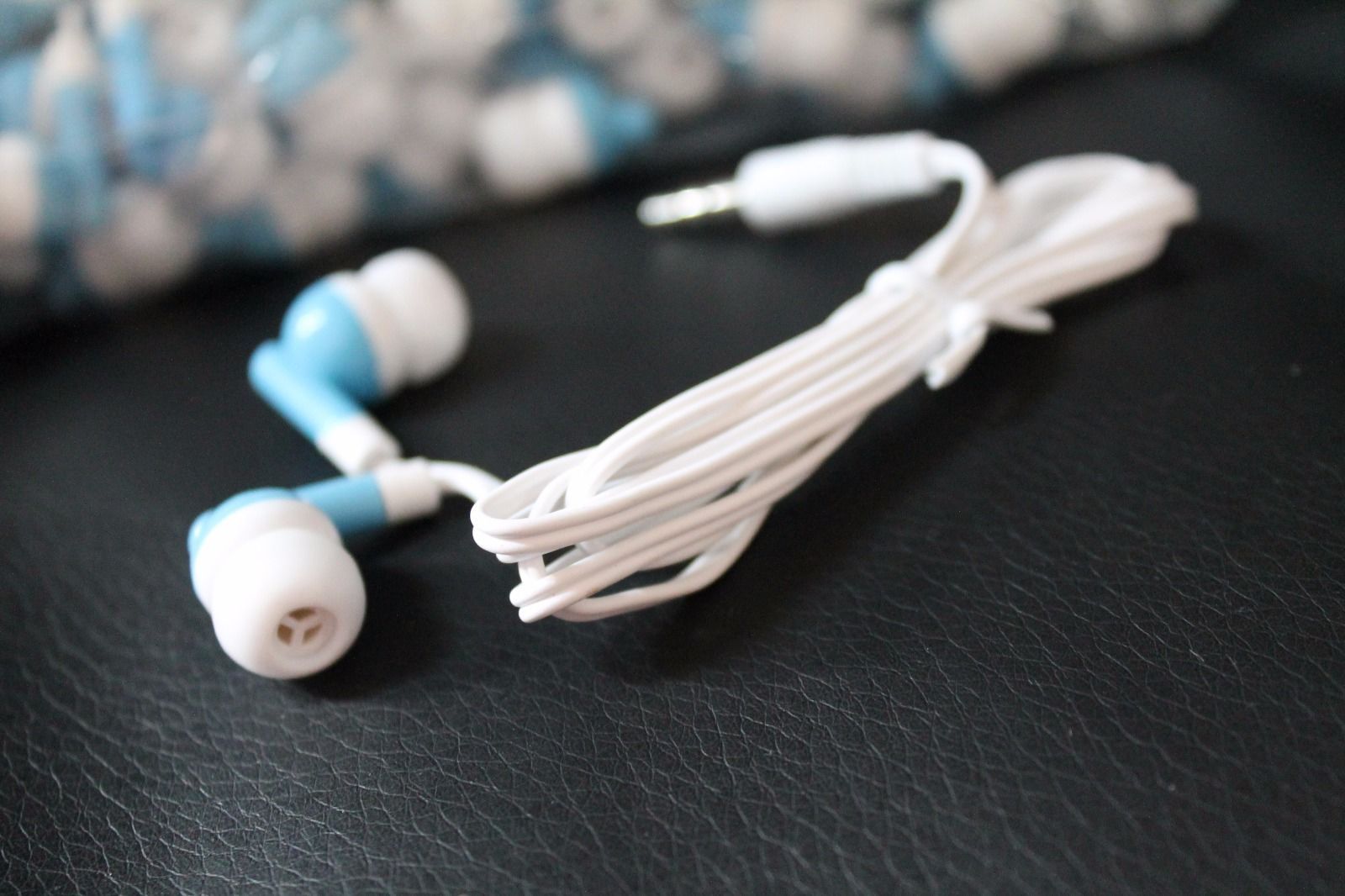 Bulk Lot of 25 – BLUE/WHITE – 3.5mm In-Ear Earbuds / Earphones – U.S. Shipper