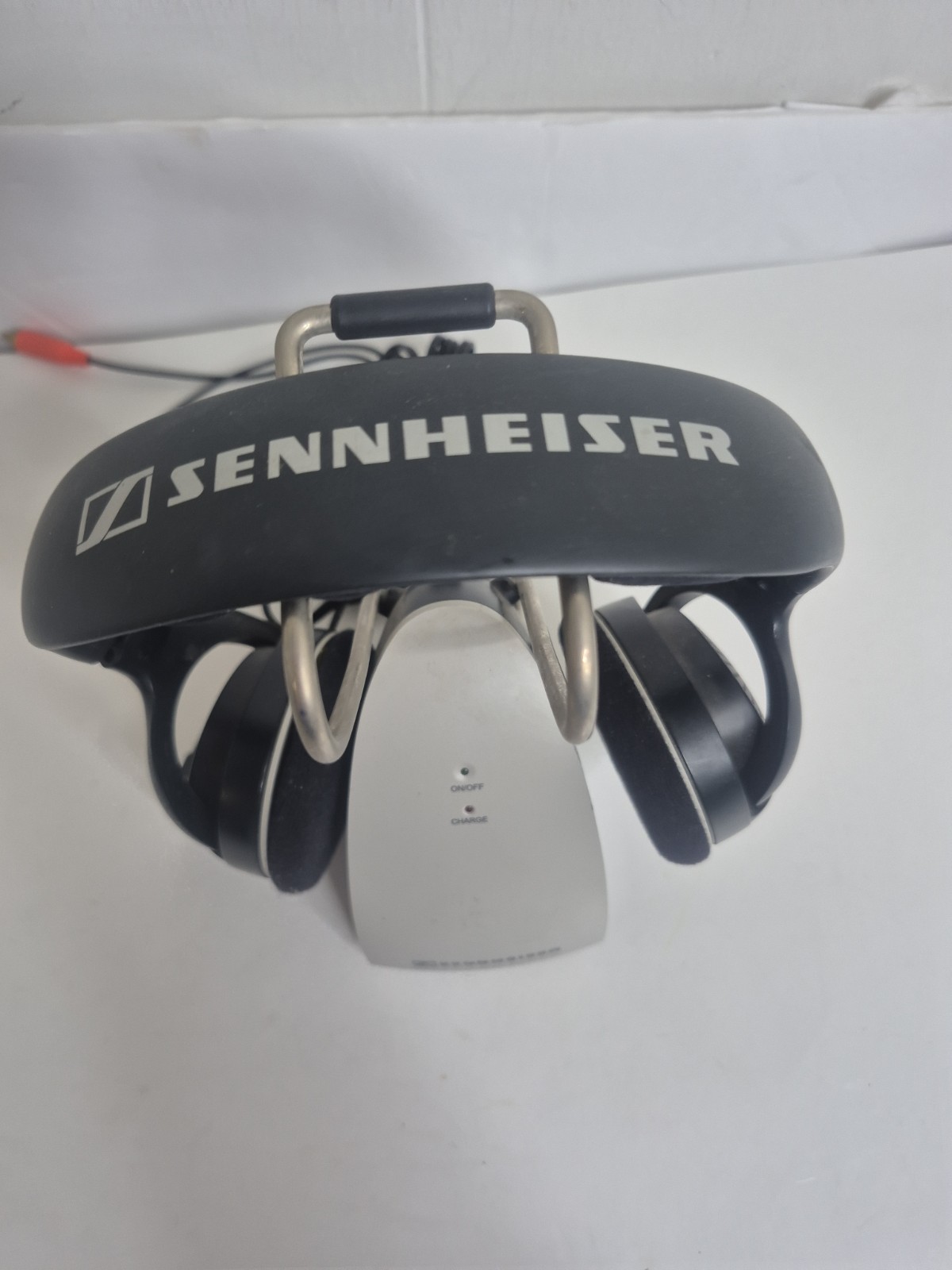 Sennheiser HDR120 Wireless Headphones w/TR120 Wireless Charging Stand Working
