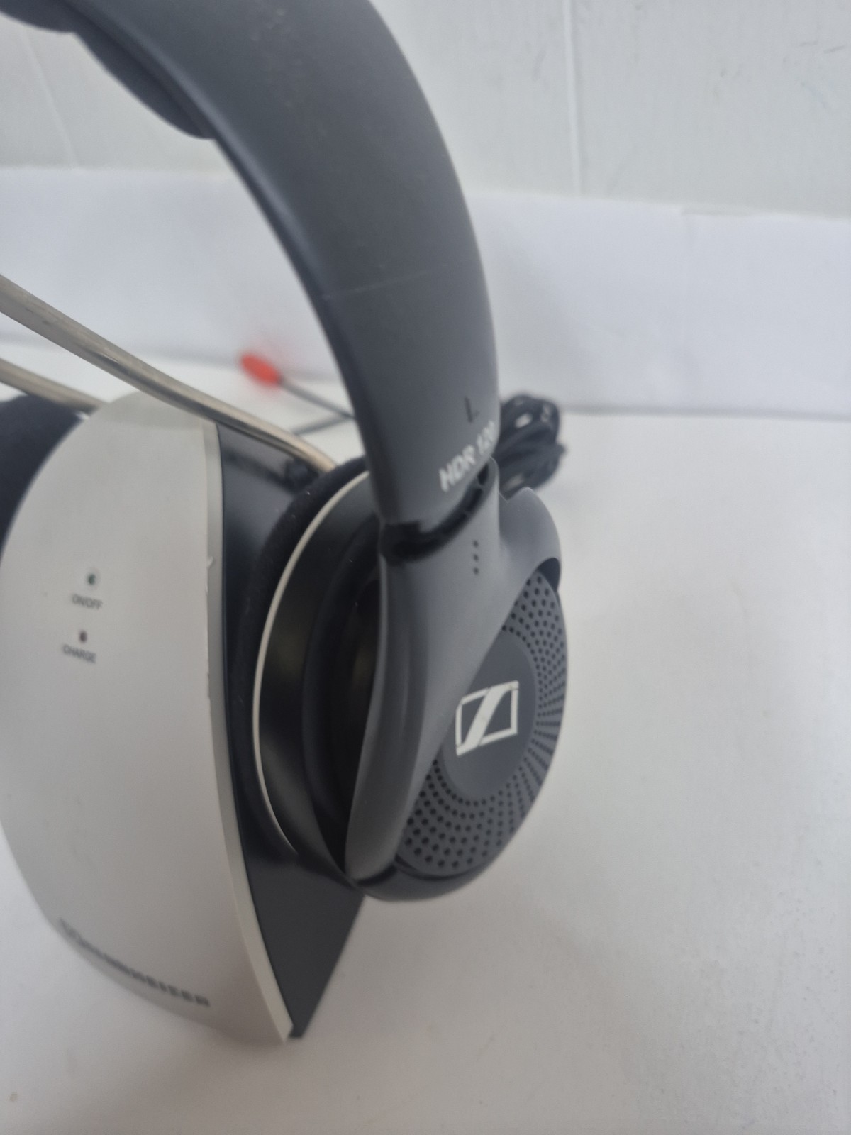 Sennheiser HDR120 Wireless Headphones w/TR120 Wireless Charging Stand Working