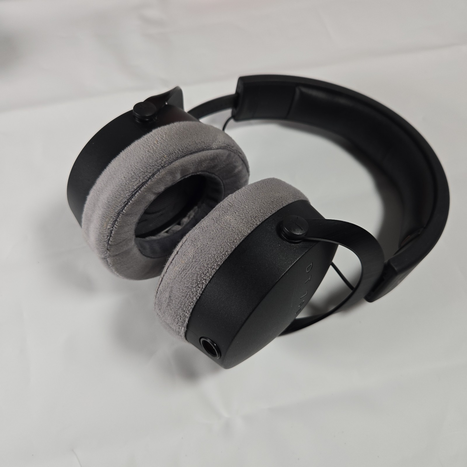 beyerdynamic DT 700 PRO X Studio/Reference Headphones-2 Cables/Manuals/Tested