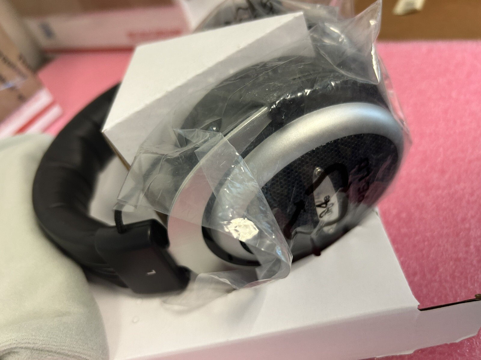 Unyte Over Ear Headphones Comfort Fit Clear sound Black&Sliver New