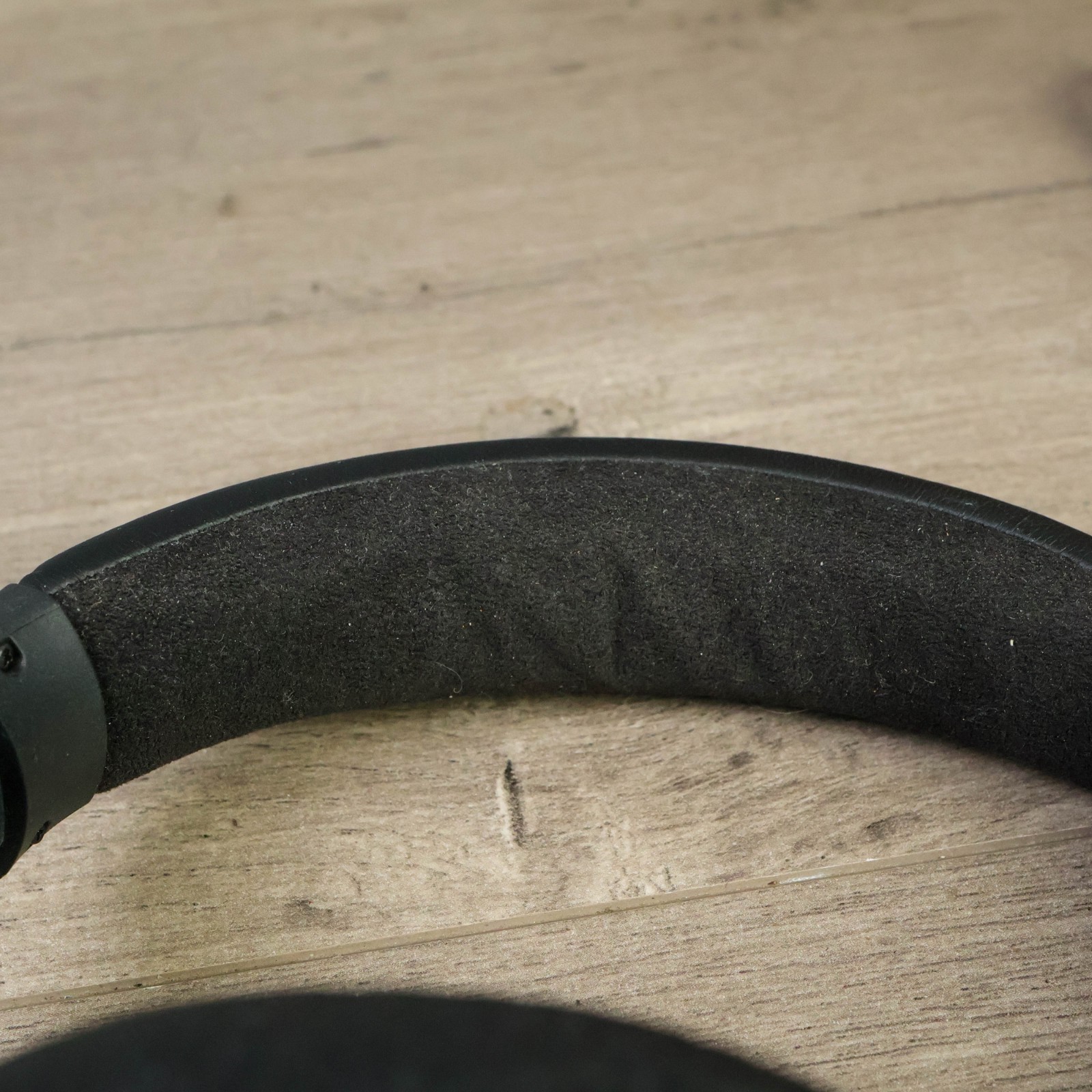 Bose QuietComfort 35 Over the Ear Wireless Headphones – Black – Works Great!