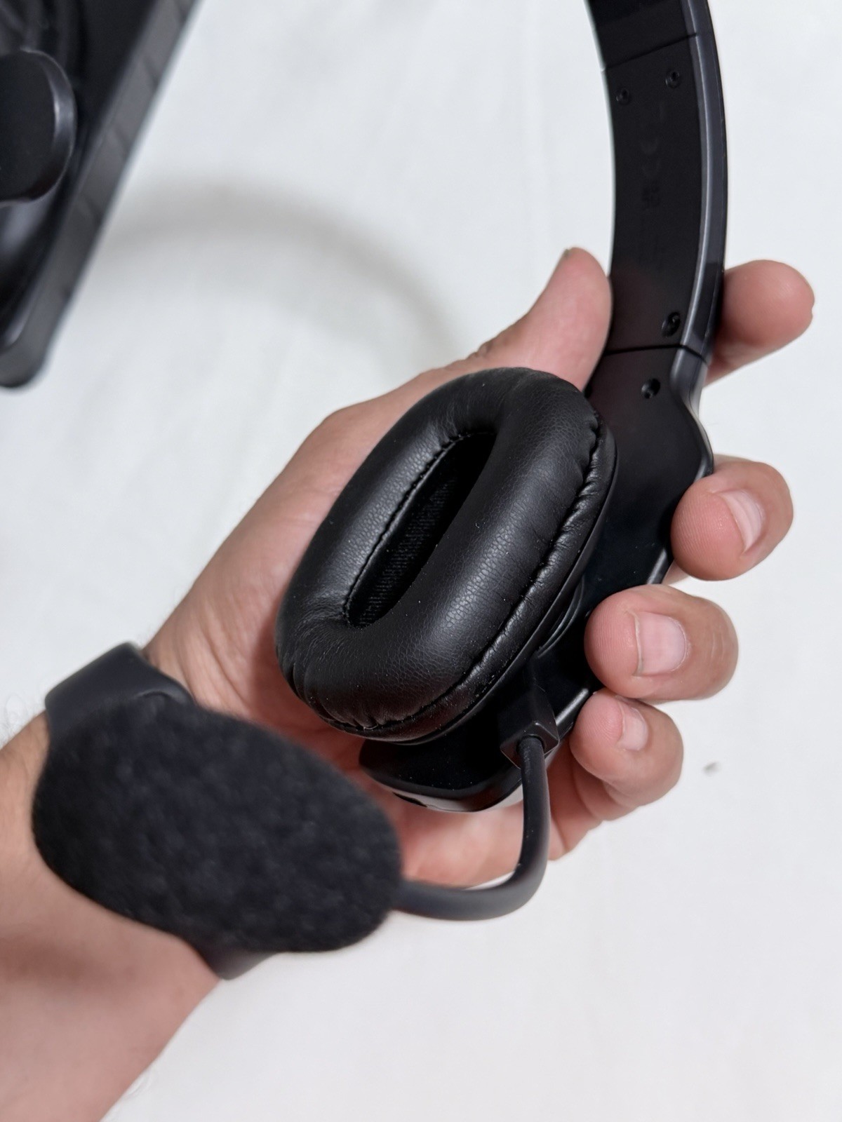 KH-23 Wireless Headphones with Directional Microphone Design New Open Box