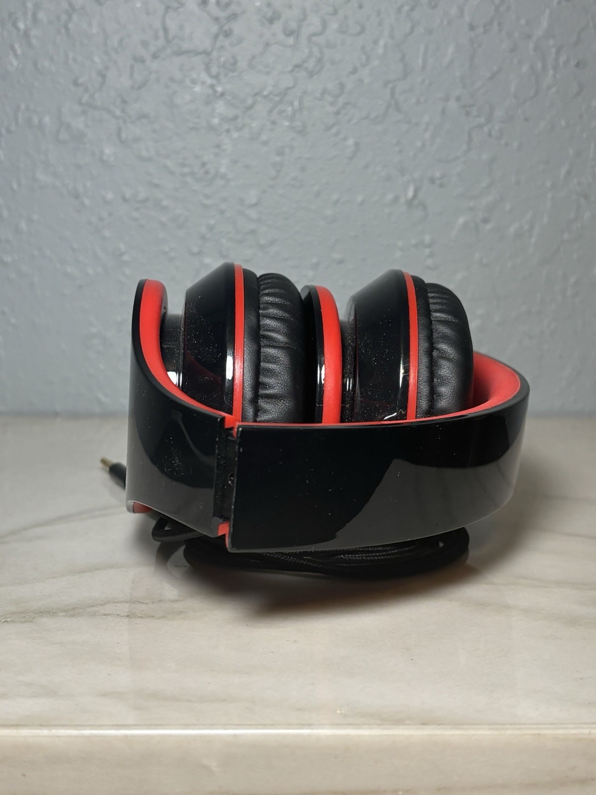 Ailihen I60 foldable on-ear headphones in black and red