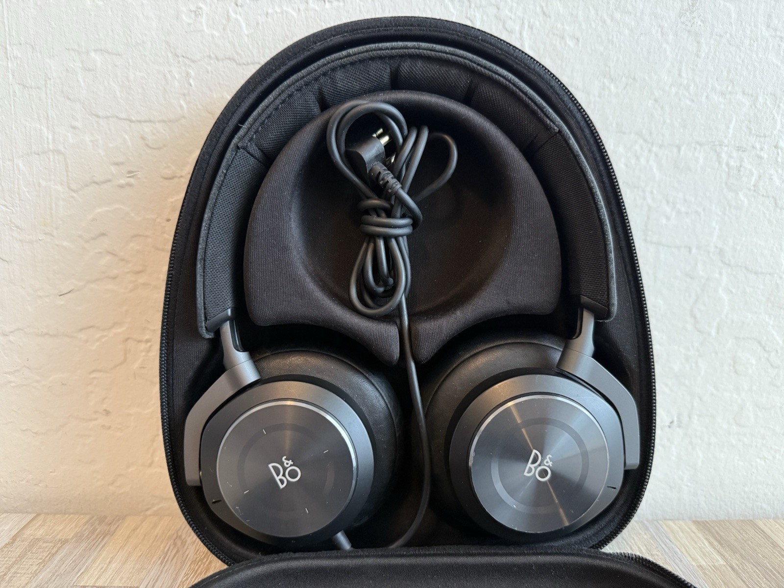Bang & Olufsen American Airlines Flight Headphones 3 Prong Jack W/ Case