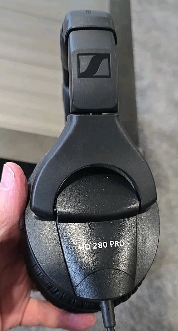 SENNHEISER HD 280 Pro Over the Ear Headphones Black. Great Condition W/Box