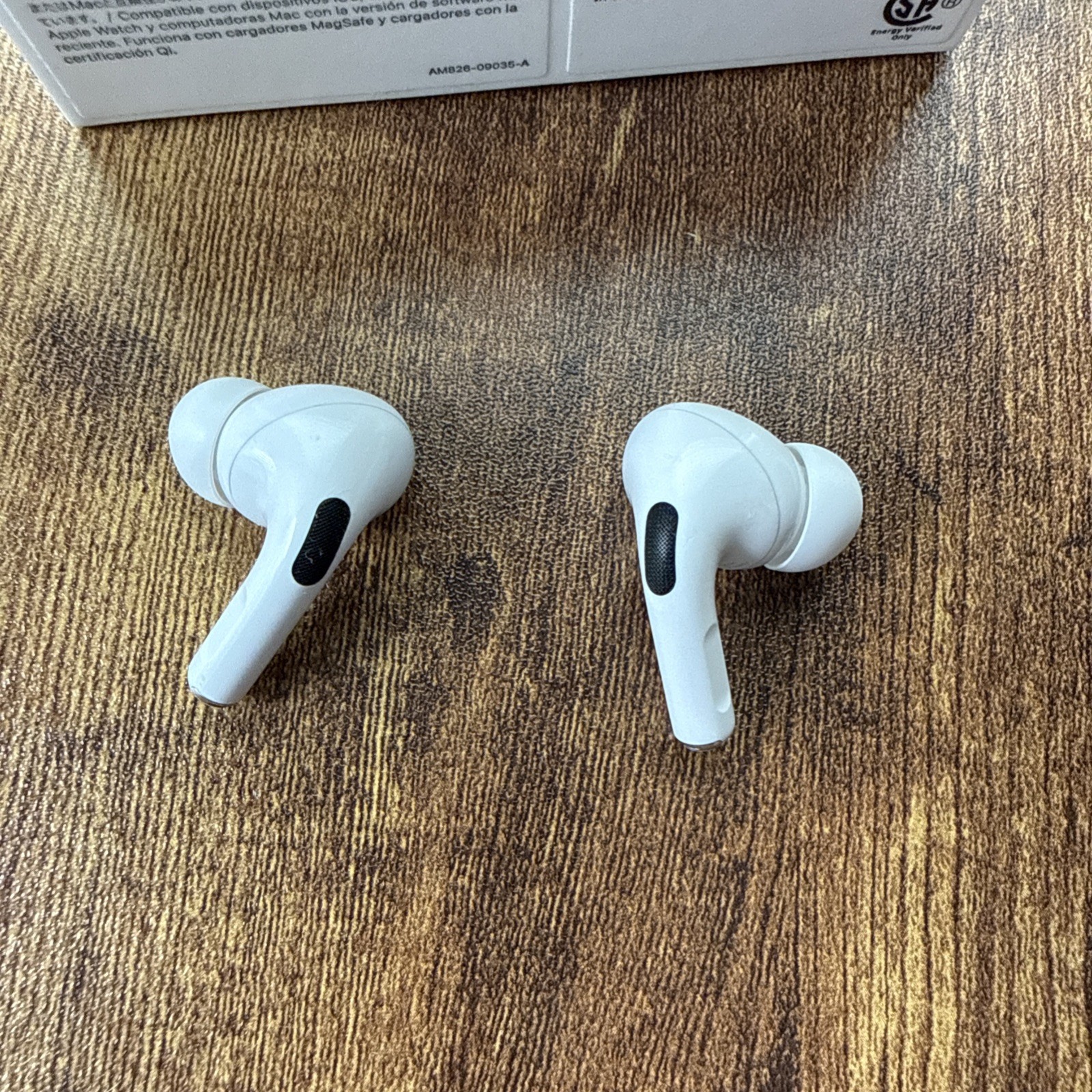 Apple AirPods Pro 1st Gen with Wireless Charging Case – Complete Set Used