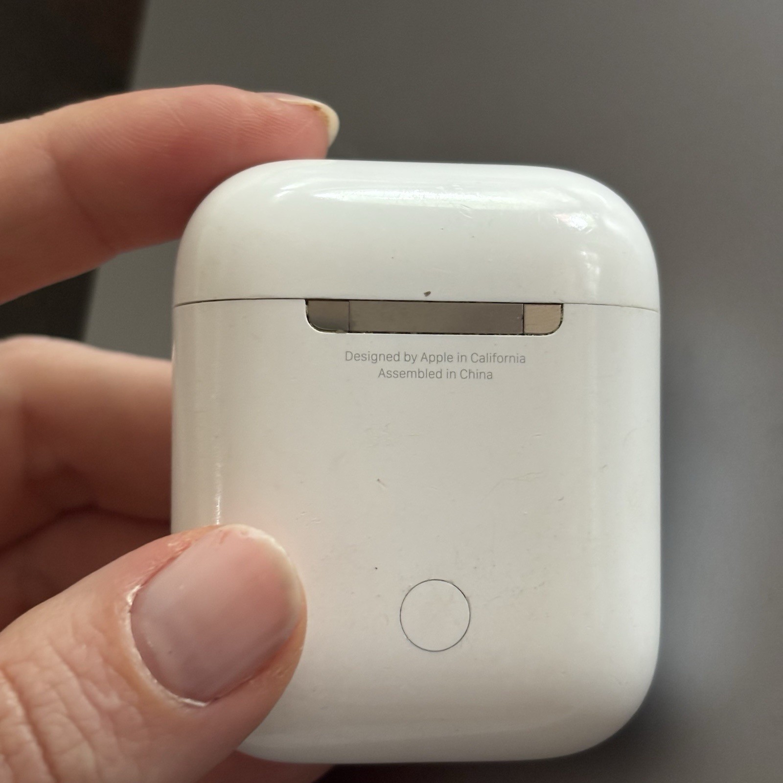 Apple AirPods (2nd Gen) White Bluetooth Wireless Earbuds w/ Charging Case Mic