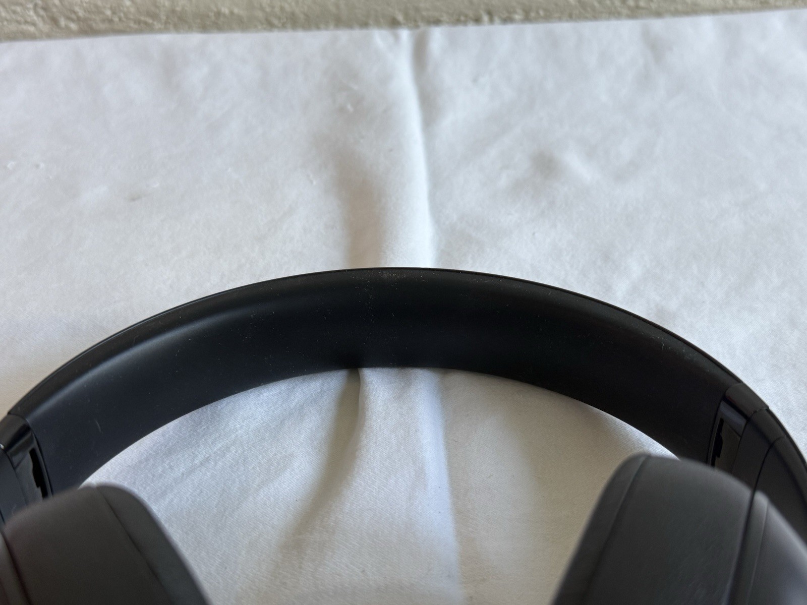 Beats Studio3 Wireless Noise Cancelling Headphones Matte Black With Case