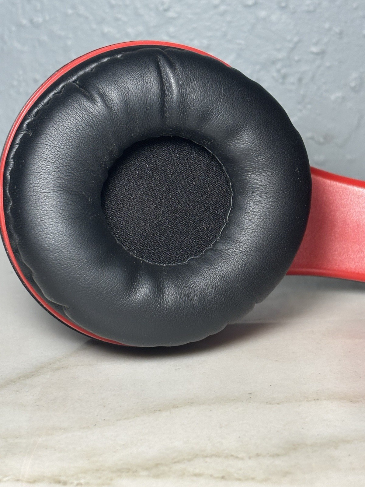 Ailihen I60 foldable on-ear headphones in black and red