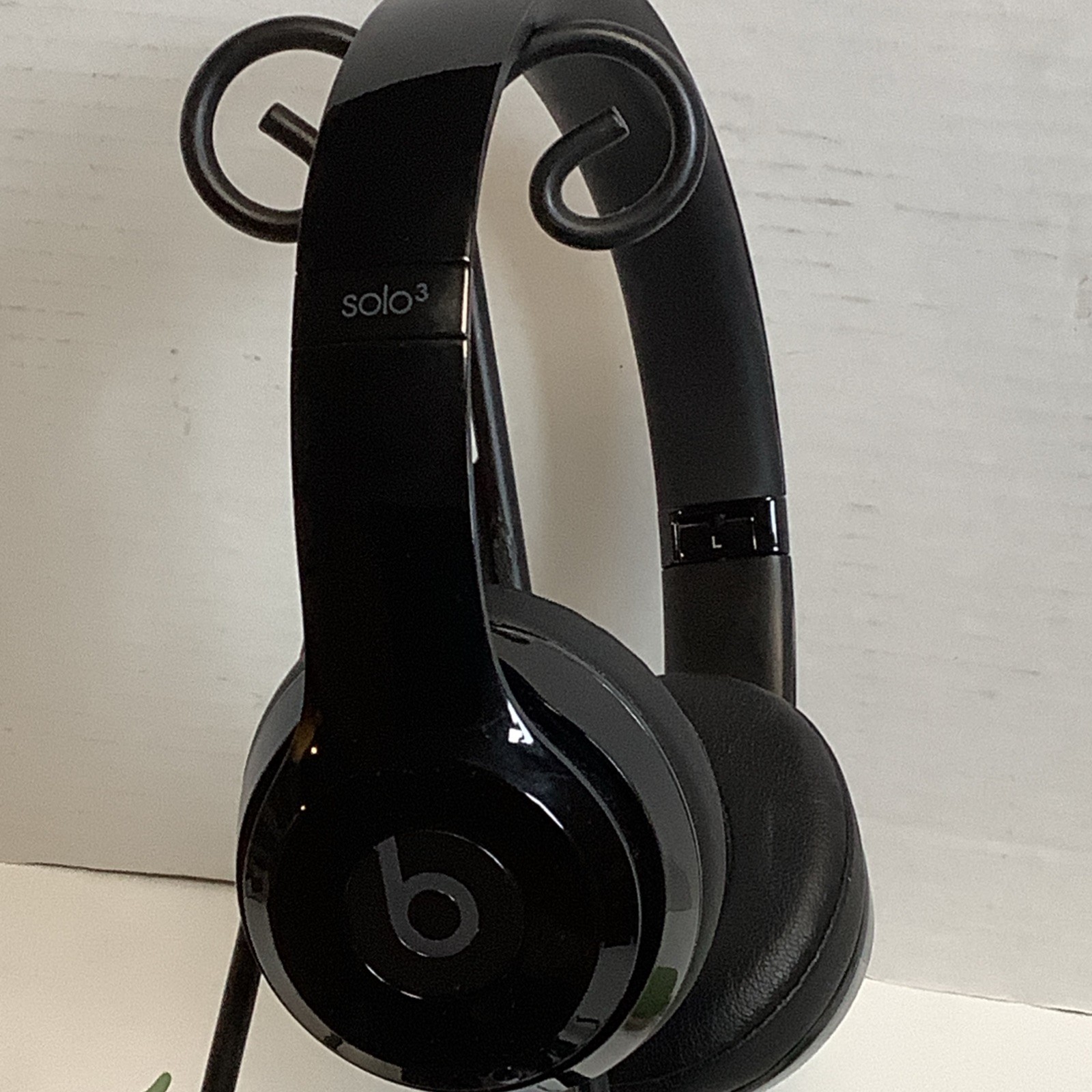 Beats by Dr. Dre Beats Solo 3 Wireless Bluetooth Headphones Gloss Black