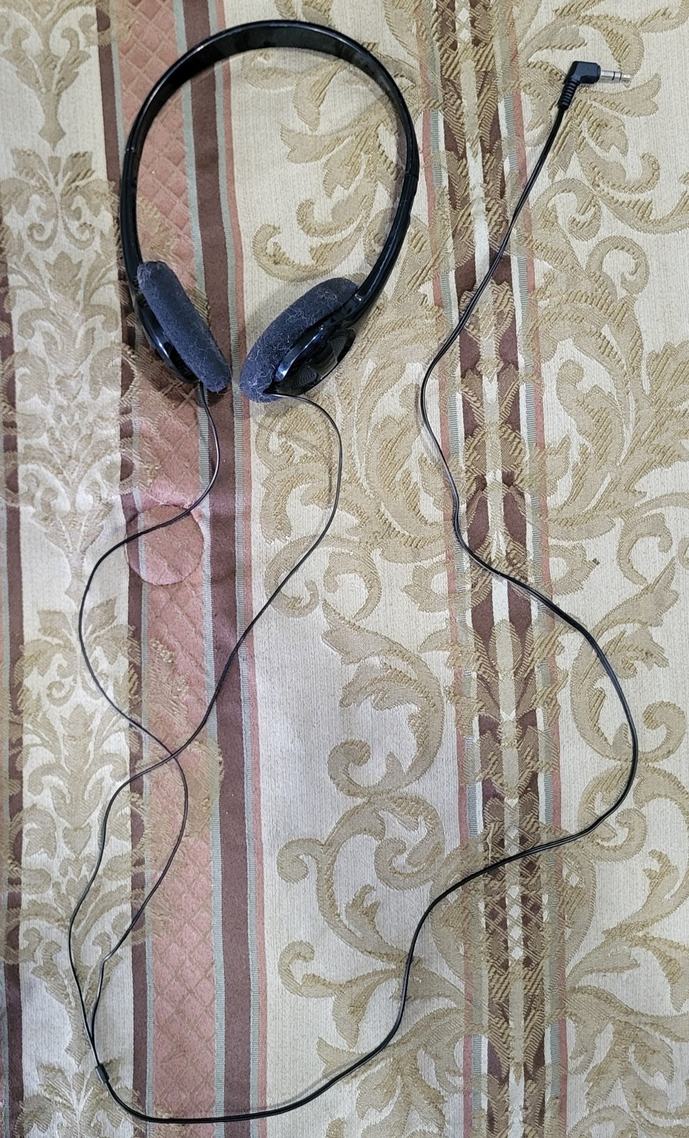 ONN On-Ear Headphones Lightweight Design and Adjustable 3.5mm Aux Plug 131407