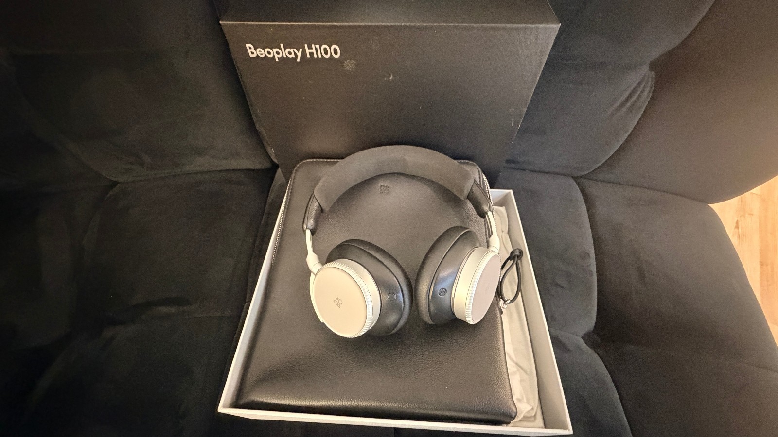 BO H100 Head Phones … BARELY USED! …. Its a Score! …THEY SOUND GREAT!