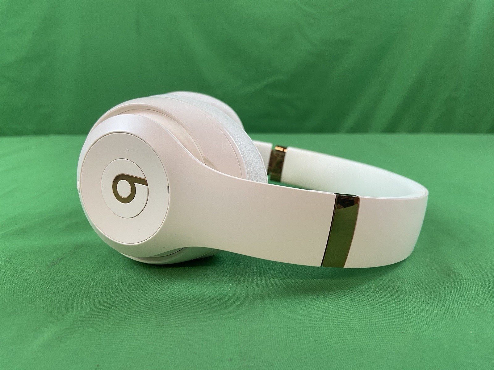 Beats by Dr. Dre Studio Pro Over-the-Ear Wireless Headphones – Sandstone- Read